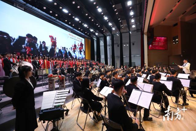 广工揭阳校区2022年新年音乐会现场响起校歌《逐梦》。